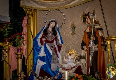 Nuestra Señora de las Viñas ataviada para la Navidad